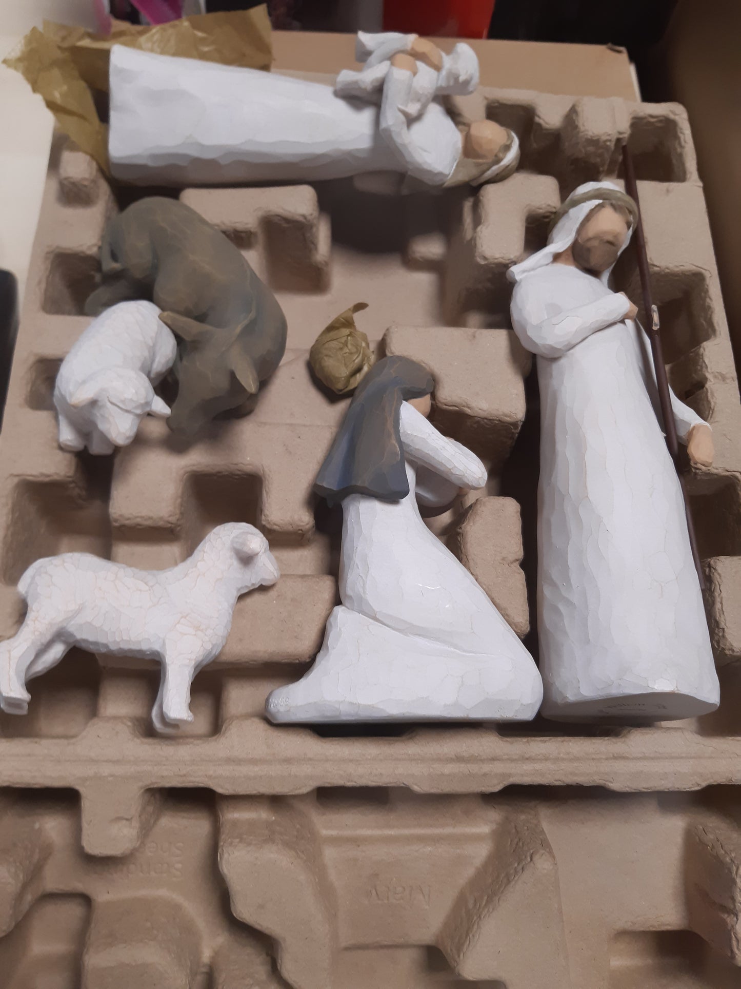 234986 - ENESCO Figurinë e Lindjes nga Pema e Shelgut, Lartësi 15cm, Material Ceramikë