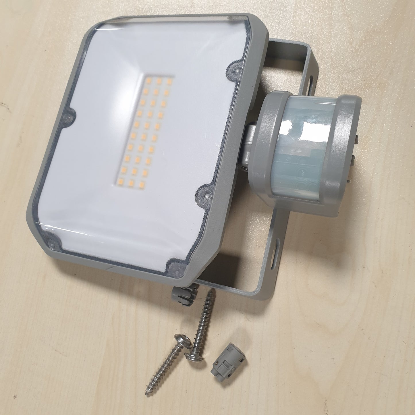 235196 - Brennenstuhl LED AL 2050 Dritë prozhektorësh me PIR (20W, 2080lm, 3000K, IP44, dritë prozhektorësh LED për montim në mur me detektor lëvizjeje)