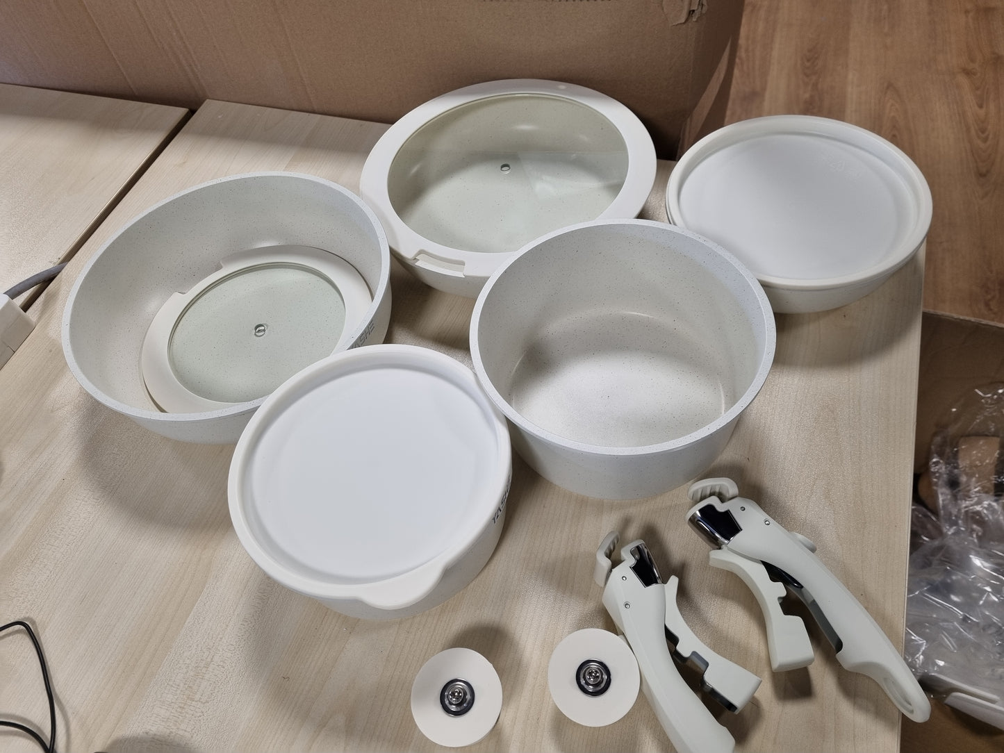 235041 - YASHE - Set enësh gatimi me 13 pjesë, shtresë graniti jo-ngjitëse, doreza të shkëputshme, të grumbullueshme, të bardha.