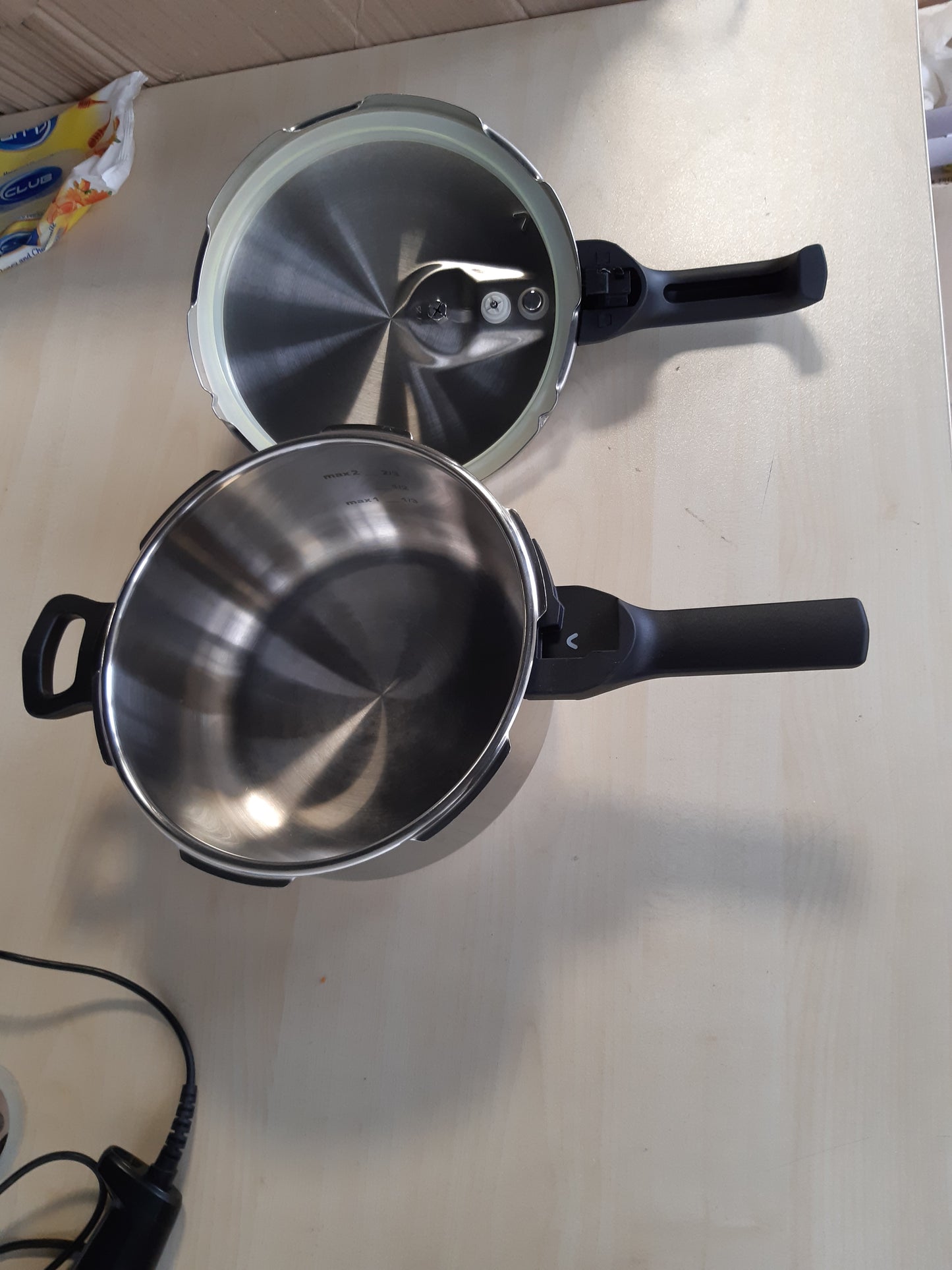 235064 - TEFAL Tenxhere me Presion Secure Trendy | Kapacitet 4l | Rregullator gatimi me 2 faza: cilësim intensiv 117°C, cilësim i butë 112°C | Bazë e kapsuluar me induksion, çelik inox/i zi/jeshil, P2580400