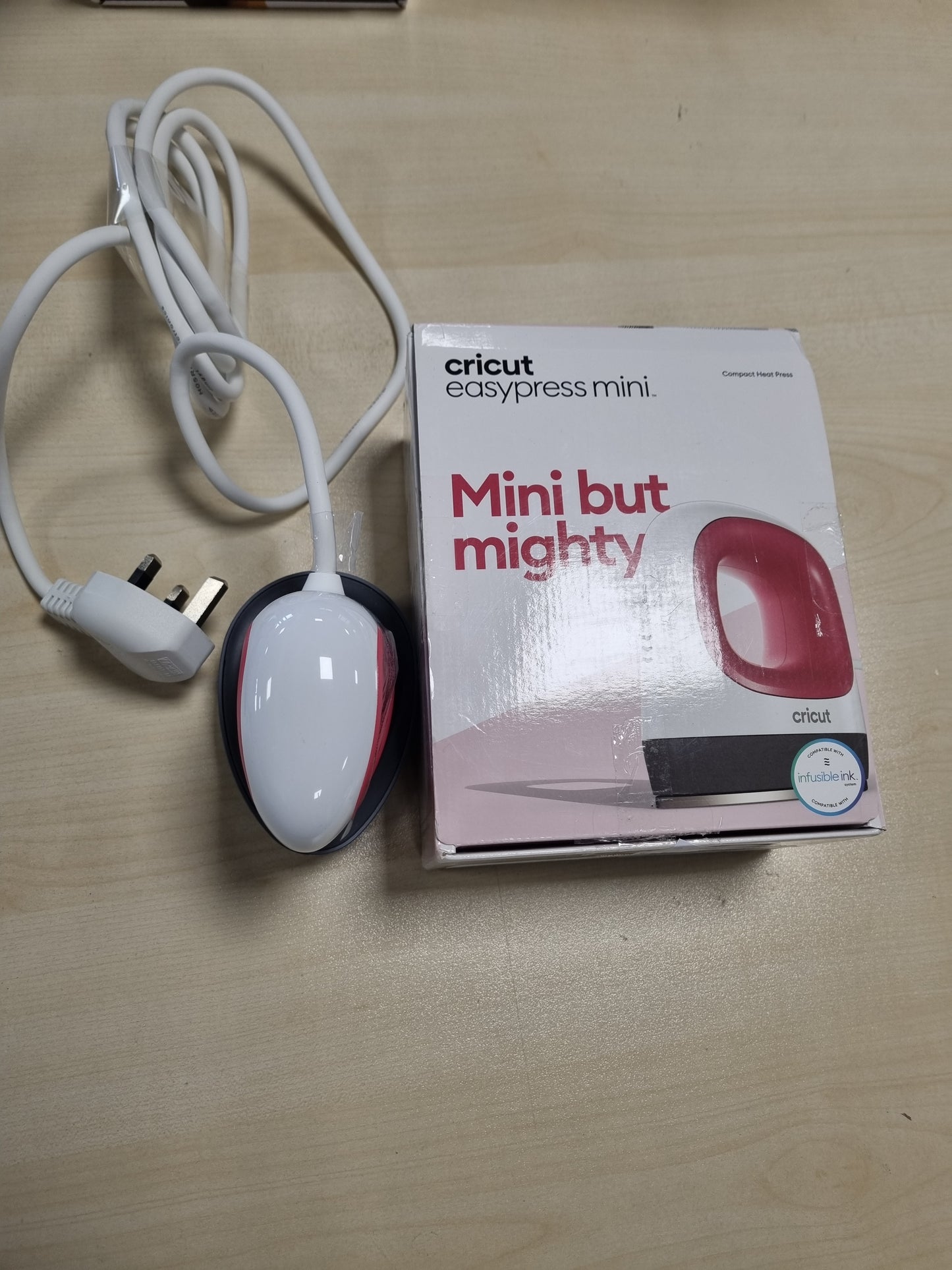 235055 - CRICUT Presë Mini me Nxehtësi EasyPress, 3 cilësime nxehtësie, pllakë ngrohëse me veshje qeramike, kompakte dhe e lehtë