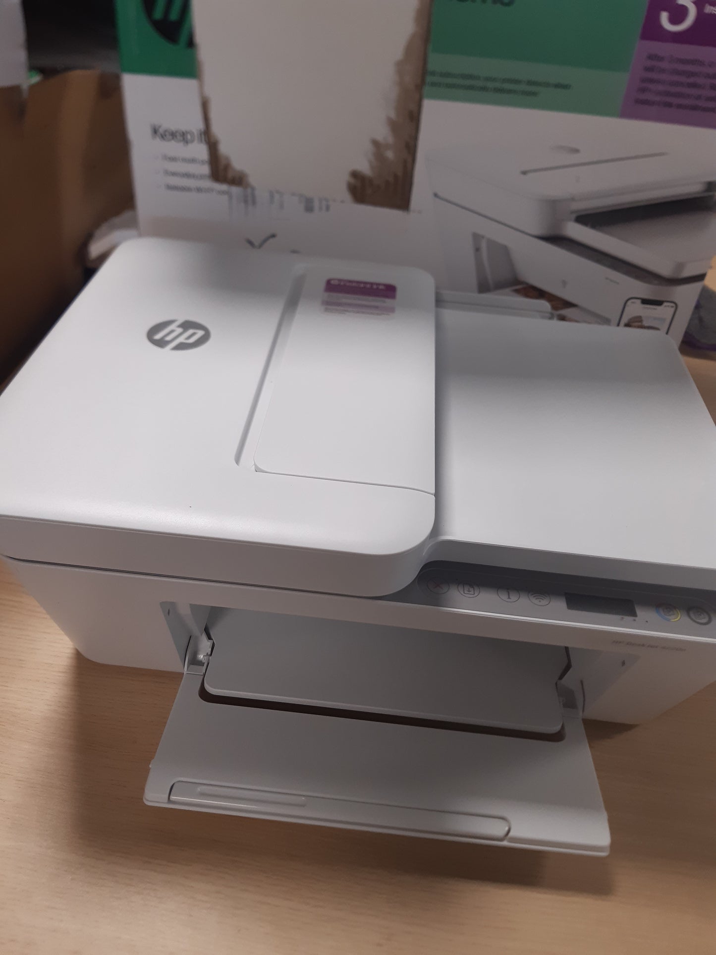 126234 - HP DeskJet 4220e - Printer Shumëfunksional, Fotokopjues, Skaner, Faks celular, Wi-Fi, Ushqyes automatik dokumentesh - 3 Muaj Printim falas me bojë HP Instant Ink - Ngjyra e Bardhë, HP+