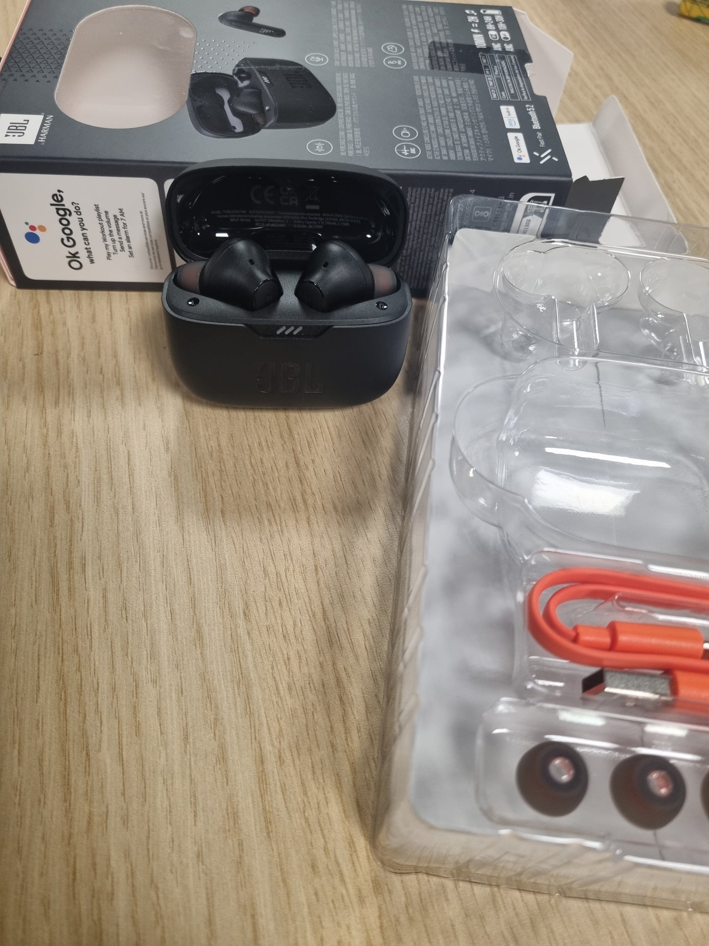 127419 - JBL Kufje Bluetooth Tune 235 NC True Wireless, për në Vesh, me Anulim Zhurmash, Jetëgjatësi Baterie deri në 48 Orë, Rezistenca IP54 ndaj Ujit dhe Pluhurit, Dizajn Ergonomik me Shkop të Mbyllur, ngjyra e Zezë