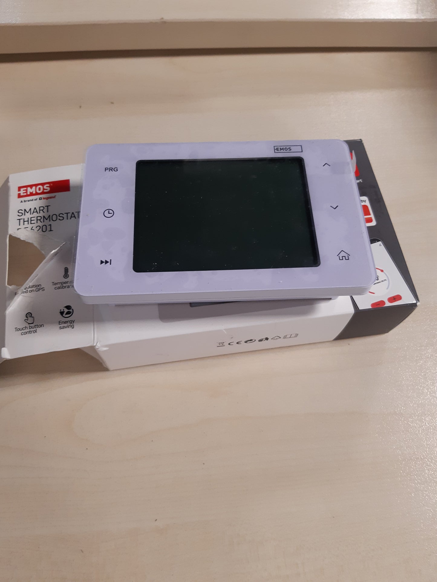 170109 - EMOS GoSmart - Termostat i zgjuar për dhomë, me aplikacion, WiFi, IP kompatibël me sistemet e ngrohjes dhe ftohjes, kursim energjie, kompatibël me Tuya, Google Assistant dhe Alexa, ngjyra e bardhë